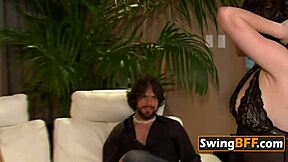 Biszexuális swingerek csevegnek és élvezik a vad softcore szórakozást együtt