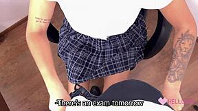 Страхотни блондинки показват цици за пари на публично място 😜