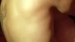 Oye, mira esto... me encanta agacharme con mi culo blanco grande en la casa swing para que un extraño negro caliente me folle duro