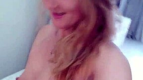 セルフィー動画：ロシアン熟女が元友達を顔面騎乗潮吹きで支配。彼女の変態フェムドムルール！