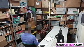 老家伙用大硬鸡巴猛干年轻18+女孩，她终于得到了