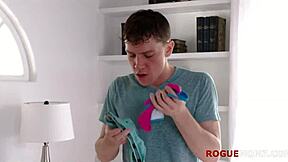 Szagolgatom a mostohahúgom csipkés bugyiját, olyan perverz vagyok