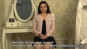 Imponująca dziewczyna pociera swoją miękką cipkę aż do orgazmu