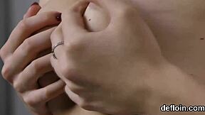 Ładna słodkość rozkłada soczystą cipkę, traci dziewictwo!