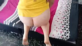 צפיתי באחות החורגת הווירג'ינית החמודה מתאננת בחדר האורחים, כמעט נתפס זיינתי