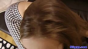 Jeune britannique suce la bite d'un vieux en POV brut.