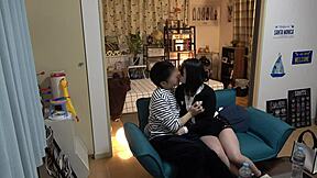 היי, תראה את זה! היפנית היפה בת 20 גונחת חזק כשהיא רוכבת!