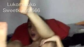 Papi namiętnie rozciąga moją małą 18+ dupę swoim wielkim czarnym kutasem i wypełnia ją gorącym creampie