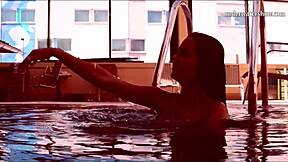 Wie verführt Nata, die heiße ungarische Schlampe, unter Wasser?