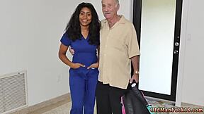 Fransız genç kız 18+ yaşlı adam Glenn'i yoğun hardcore için baştan çıkarıyor