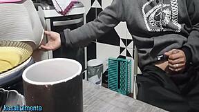 Dostałem erekcji widząc sprzątaczkę w krótkich szortach, czy ona prowokuje?