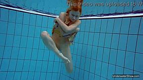 Kleine Teen Milana Voda nackt beim Schwimmen überrascht