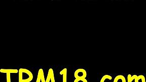 在性感妞身体上涂油放松按摩