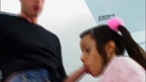 La joven 18+ Lupe traga carga de semen caliente en su boca