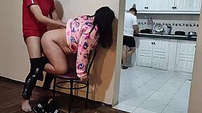 Η Ανιψιά Μου Προκαλεί με Μίνι Φούστα και Τελειώνω Γαμώντας Τη Σκληρά