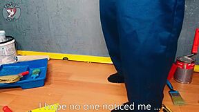 Secretul pictorului: se masturbează pizda strânsă udă folosind unelte de lucru la șantier