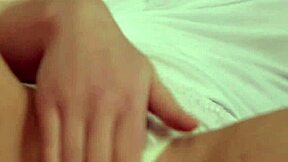 Softcore 18+ tinédzser dörzsöli nedves punciját.