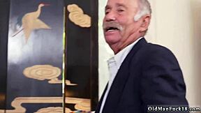 Sert Baba Seks ve Yaşlı Adam Genç Anal Macera