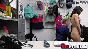 Söt ung snattare fångad och hårt knullad av butiksdetektiv i bakrummet