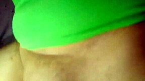 Sıcak Latina karı dev deve tırnağını gösteriyor.