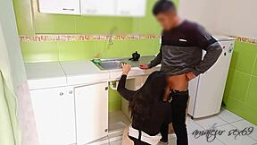 השרברב מזיין חזק את החורמהסטרה הבוגדת במטבח בזמן שאבא לא בבית