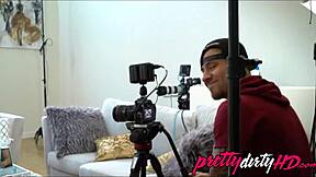 Диллион Харпер сосёт за кулисами, поймана на камеру