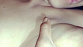 Amatérsky pár skúma closeup lízanie pičky na ranči pre panenský orgasmus