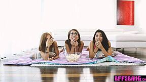 変態ステップブラザーはペティート18+ステップシスと18+友達を犯せるか？