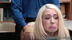 늙은 남자들이 젊은 금발 베이비의 작은 젖 세게 핥아