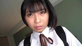 晒黑的流浪女孩迷路，呆呆盯着我们看第一部分