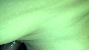 Hago que mi cuckold mire mientras follo a mi amigo negro. Él se corre duro en posición amazona.