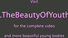 לסביות קולג' עוסקות בליקינג כוס בפעילויות קבוצת אחווה