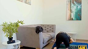 يا, فتاة روسية في جوارب حمراء تلعق مؤخرة مع صديق 😍