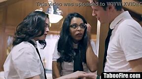 Virgen geek desflorada por duo retorcido de familia adoptiva