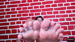 Я заставлю тебя кончить, используя только свои ноги