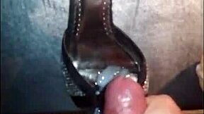 用妈妈的高跟鞋和假小穴自慰