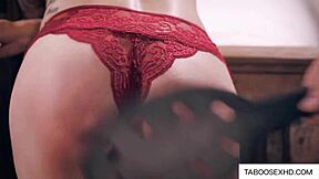 父亲用力拍继女屁股 - 你能处理这个狂野动作吗？！