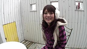 可愛いアジアンティーンズの初めてのボンデージビデオで年上の男と！