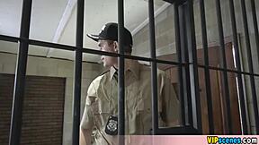 Мило малко 18+ Меган Маркс проблясва жестоко зад решетките в див догистайл