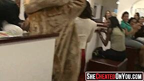 Вечеринковые шлюхи сосут огромный хуй стриппера в диком ночном клубе