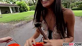 denna födelsedagspresent är en hardcore bisexuell knullfest med små amatörer och monsterkukar