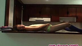 Kicsi Liana felfedezi a testét, dörzsöli a kicsi 18+ ciciket és ujjal magának.