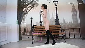 Ariella präsentiert ihren nackten flexiblen Körper im Gym