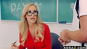 Зрялата учителка Brandi Love съблазнява младия си ученик за забранено забавление