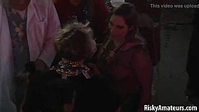 アマチュアガールたちがワイルドな屋外パーティーでセクシーなチチを見せびらかす