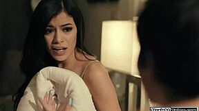 लातीना युवती बेस्ट फ्रेंड के स्टीपब्रदर को उत्तेजित करती है फिर चोदती है