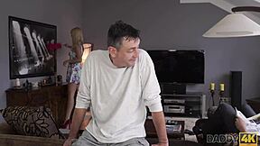 Дэдди4к блондинка мисс жаждет старого хуя вместо уборки. Не может устоять! 😜