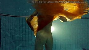 Nastya trhá šaty a ukazuje horúce nahé telo v bazéne 🥵