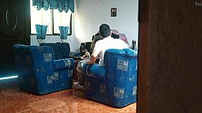 mi hermana no sabe que grabé su polvo con su novio en la sala... oops! 😈