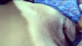 Сексуальная арабская милф кончает сильно, мастурбируя в никабе